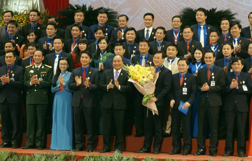 Thủ tướng Nguyễn Xuân Phúc tặng hoa chúc mừng Ban Chấp hành T.Ư Đoàn khóa XI