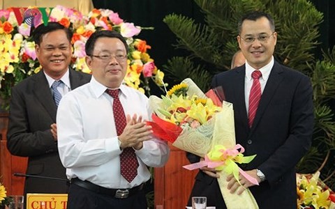 Ông Phạm Đại Dương (bên phải) nhận Quyết định