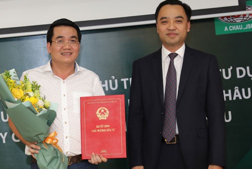 Lãnh đạo Ban Quản lý khu CNC Hòa Lạc trao Chứng nhận cho nhà đầu tư (Ảnh T.Mạnh)