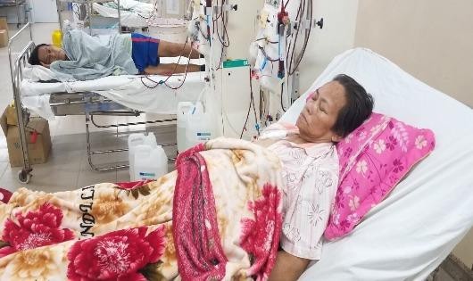 Bà Nguyễn Thị Móc (52 tuổi, trú khu phố Triều Sơn Đông, phường Sơn Đài, thị xã Sông Cầu, tỉnh Phú Yên) bị bệnh thận, vừa bị bệnh tim.