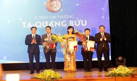 Các tác giả nhận Giải thưởng Tạ Quang Bửu năm 2019 do Phó Thủ tướng Chính phủ Vũ Đức Đam và Bộ trưởng Bộ Khoa học và Công nghệ Chu Ngọc Anh trao tại buổi Lễ