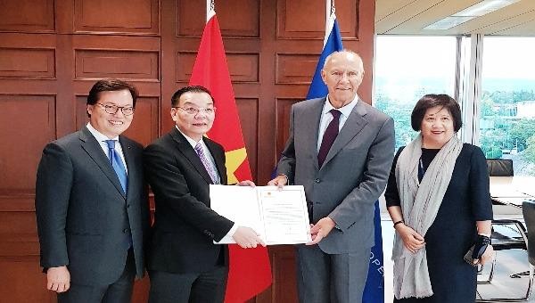 Bộ trưởng Chu Ngọc Anh trao Văn kiện gia nhập cho Tổng Giám đốc WIPO Francis Gurry