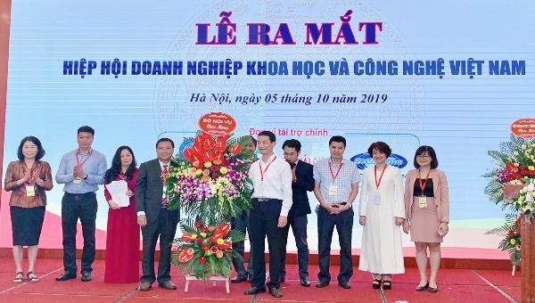 Ban vận động thành lập Hiệp hội Doanh nghiệp khoa học và công nghệ Việt Nam đón nhận quyết định thành lập Hiệp hội và hoa chúc mừng từ Bộ Nội vụ và Bộ KH&CN