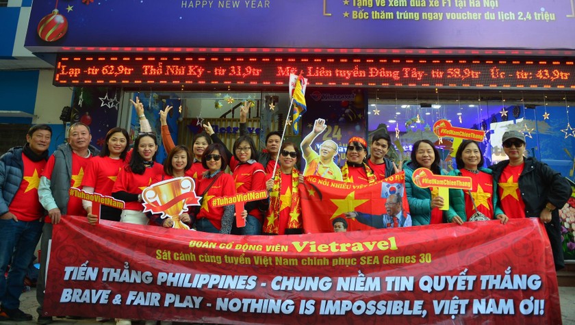 Cổ động viên 'nhuộm đỏ' sân bay, sang Philippines 'tiếp lửa' cho U22 Việt Nam