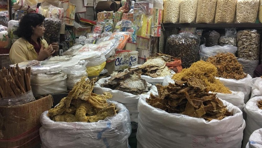 Những ngày cuối năm, trong khu bán đồ thực phẩm khô chợ Đồng Xuân vẫn thưa thớt khách đến hỏi mua buôn