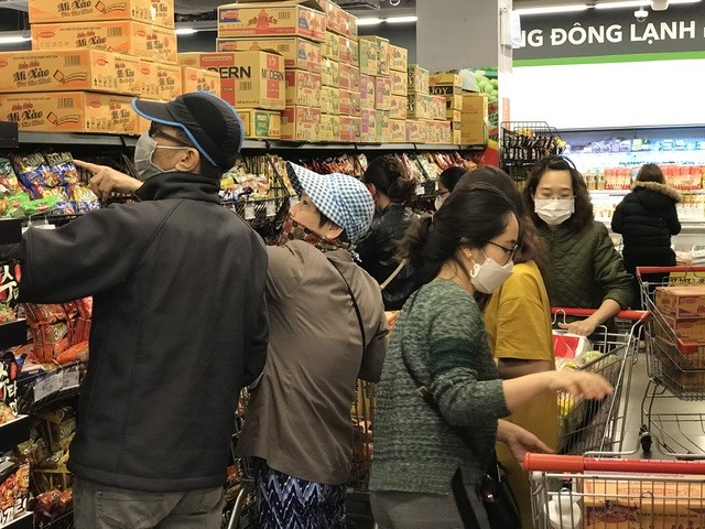Số lượng người dân đi mua hàng thực phẩm tăng cao trong sáng ngày 7/3.