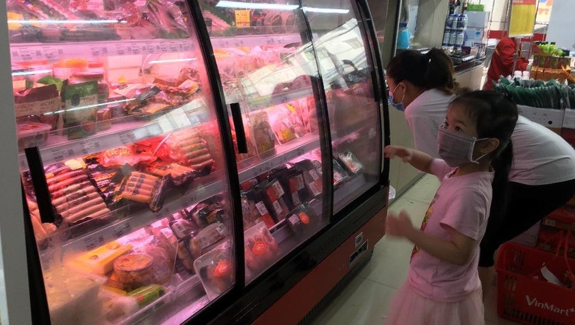 Giá thịt lợn bán lẻ tại siệu thị và chợ dân sinh ngày 13/3 vẫn ở mức cao.