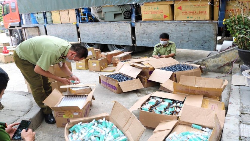 Lực lượng QLTT tỉnh Quảng Bình đang tiến hành kiểm đếm số lượng lô hàng vi phạm.