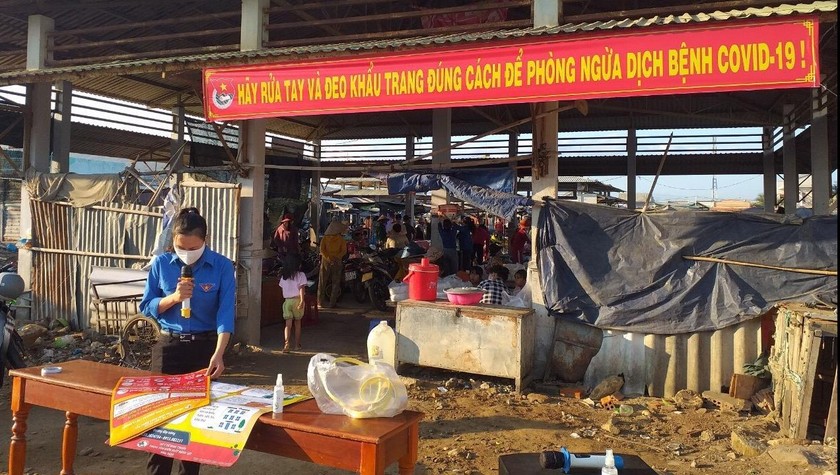 Cục QLTT Ninh Thuận thực hiện tuyên truyền vận động các các cơ sở kinh doanh tạm dừng, đóng cửa nhà hàng... trên địa bàn tỉnh.