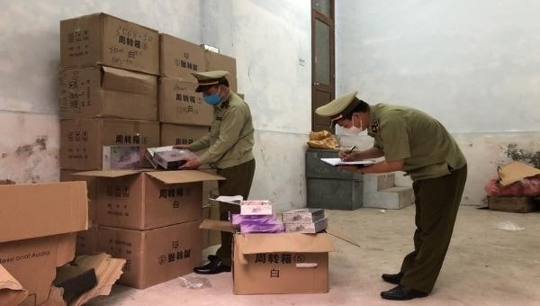 Lực lượng QLTT Quảng Ninh kiểm đếm số lượng mỹ phẩm làm trắng da không rõ nguồn gốc.