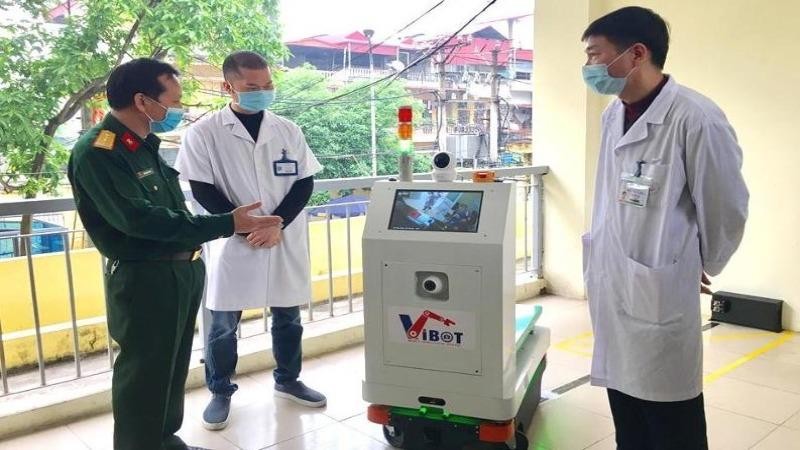 Đại diện Học viện kỹ thuật quân sự giới thiệu robot với các bác sĩ bệnh viện Bắc Thăng Long