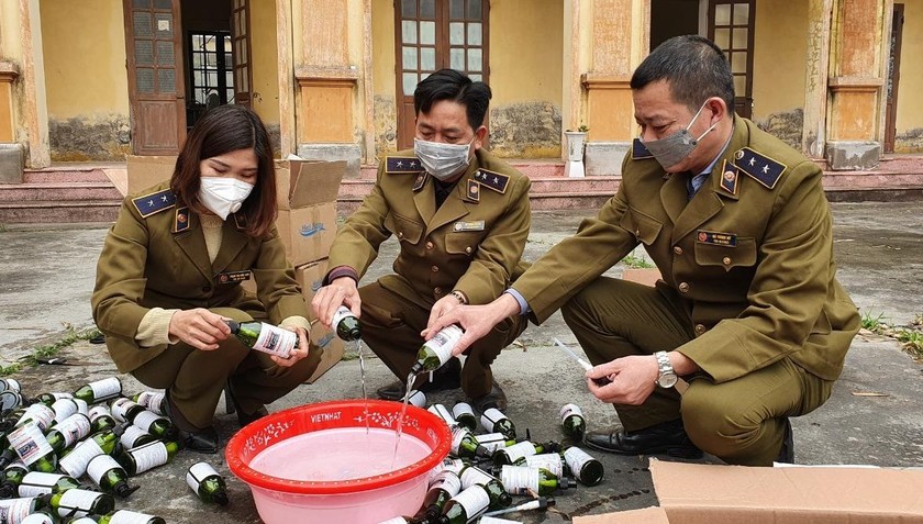 Lực lượng Cục QLTT Thái Bình tiêu hủy hàng hóa vi phạm.