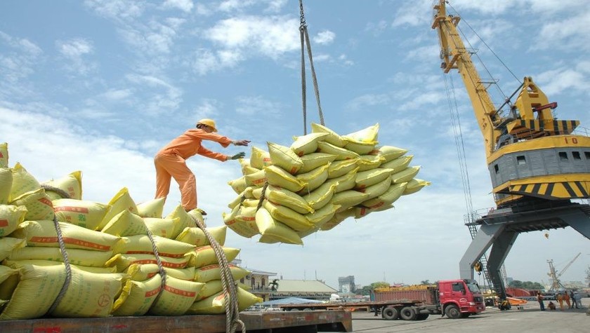 Bộ Tài chính đề nghị tạm dừng xuất khẩu gạo tẻ đến 15/6 để ưu tiên mua đủ dự trữ quốc gia.