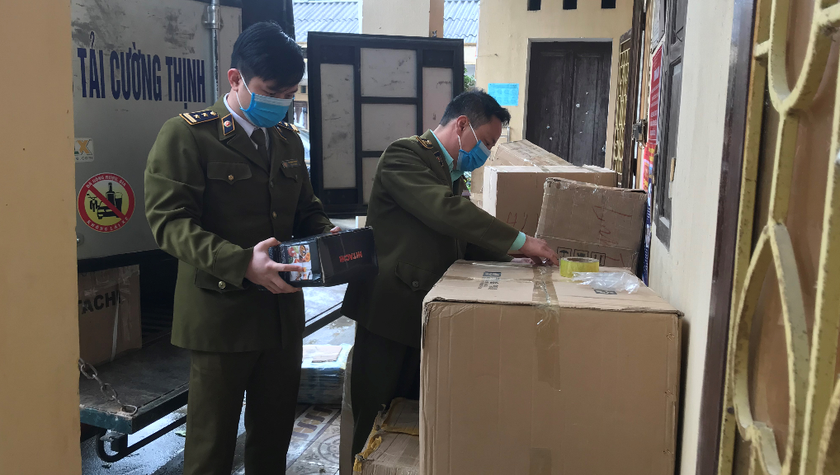 Lực lượng Cục QLTT Lạng Sơn tiến hành kiểm tra số lượng hàng hóa có dấu hiệu nhập lậu qua địa bàn tỉnh.