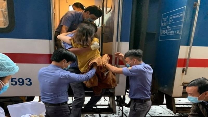 Sản phụ Lang Thị Mậu (quê Nghệ An) được tổ tàu SE4 đưa xuống ga Huế và chuyển đến bệnh viện chăm sóc sức khỏe. 