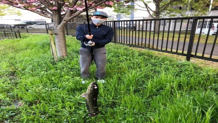 Bị nghỉ việc do ảnh hưởng dịch Covid-19, anh Nguyễn Mạnh Cường tranh thủ đi câu cá kiếm bữa ăn trong thời gian tìm công việc mới tại Nhật Bản.