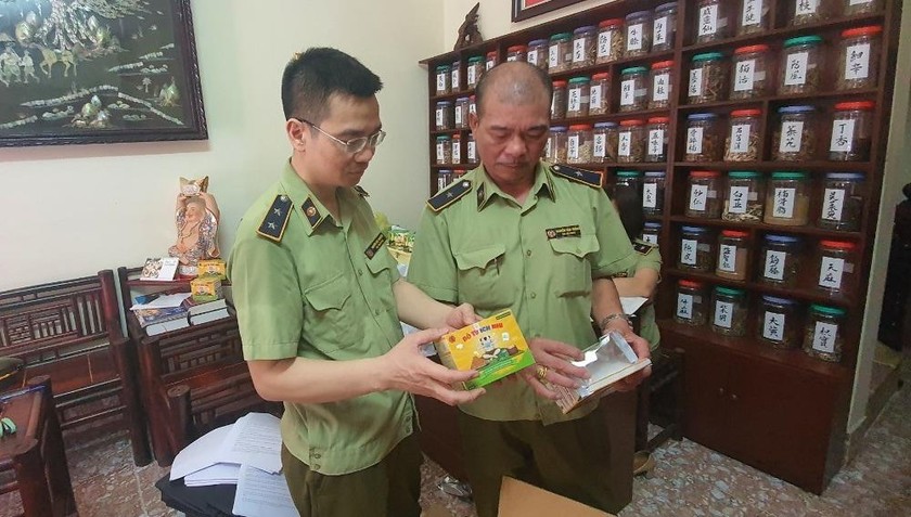 Lực lượng QLTT Hà Nội tiến hành kiểm tra cơ sở kinh doanh thuộc Công ty TNHH sản xuất và thương mại Đông nam dược Phúc Sinh Đường
