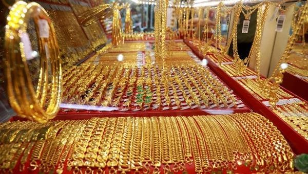 Giá vàng trong nước vẫn đang giằng co ở mức cao, trên 48 triệu đồng/lượng.