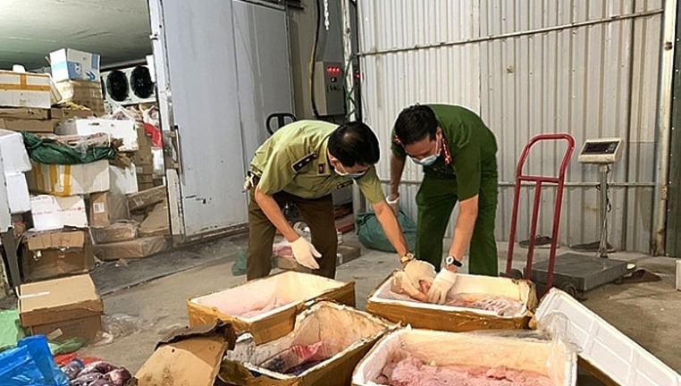 Lực lượng Quản lý thị trường Hà Nội tiến hành thu giữ toàn bộ 6 tấn thực phẩm không rõ nguồn gốc.