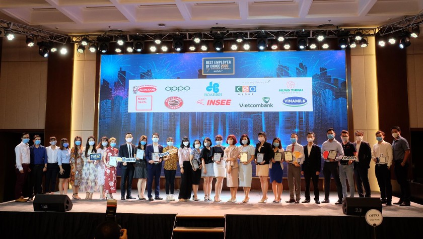 Đại diện Vietcombank nhận chứng nhận Top 50 Thương hiệu Nhà tuyển dụng hấp dẫn nhất với sinh viên Việt Nam năm 2020