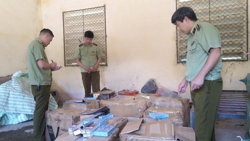 Lực lượng QLTT Lào Cai  kiểm tra, phát hiện lô hàng 3.600 tuýp kem nhuộm tóc không rõ nguồn gốc trong các thùng cát tông