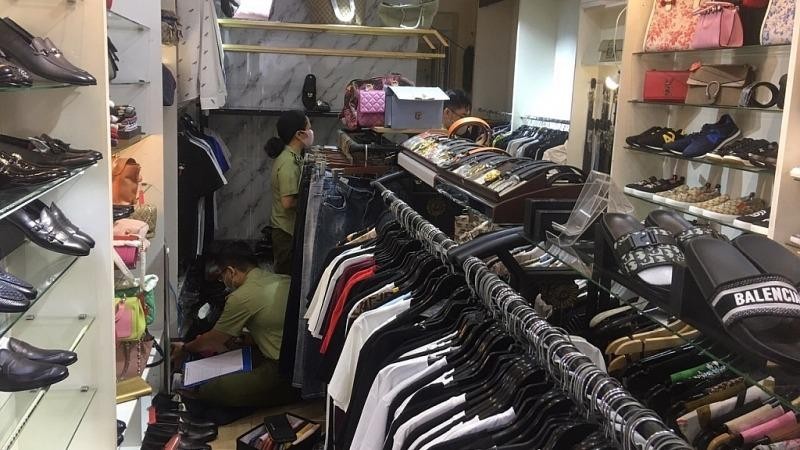 Hàng trăm sản phẩm thời trang nghi là hàng giả tại một cửa hàng tại Quận 1, TP Hồ Chí Minh