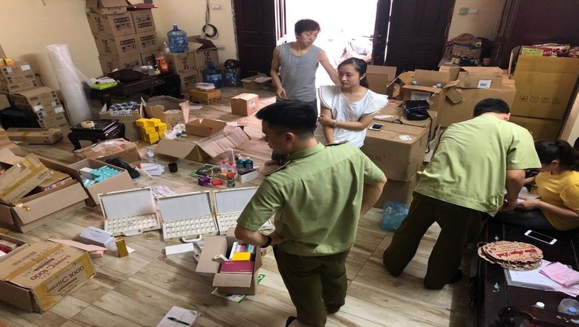 Lực lượng QLTT Hà Nội tiến hành tạm giữ 1.812 sản phẩm mỹ phẩm vi phạm.