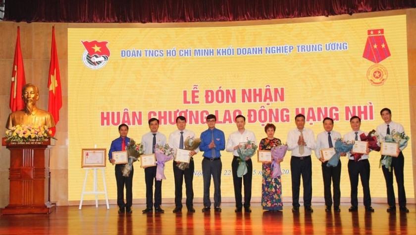 Lãnh đạo Vietcombank vinh dự nhận Kỷ niệm chương “Vì thế hệ trẻ” tại Lễ đón nhận Huân chương Lao động hạng Nhì.