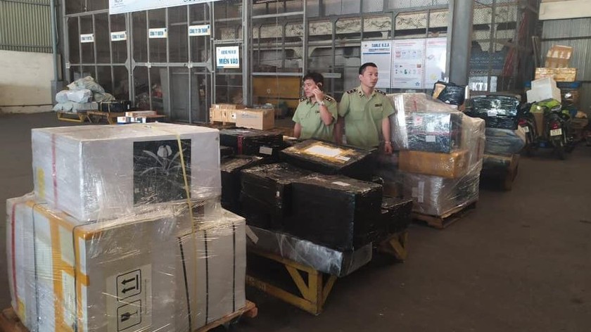 Lực lượng QLTT tạm giữ, niêm phong toàn bộ số hàng hóa được vận chuyển từ sân bay Tân Sơn Nhất ra sân bay quốc tế Nội Bài.