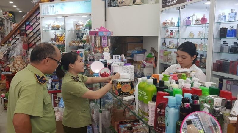 Lực lượng QLTT tỉnh Phú Yên kiểm tra nguồn gốc, xuất xứ các loại mỹ phẩm tại một cửa hàng ở Thành phố Tuy Hòa (Phú Yên)