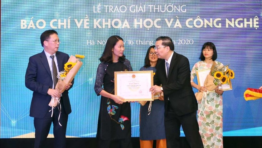 Bộ trưởng Bộ KH&CN trao bằng khen và cúp cho tác giả đạt giải nhất giải thưởng Báo chí về KH&CN năm 2019.