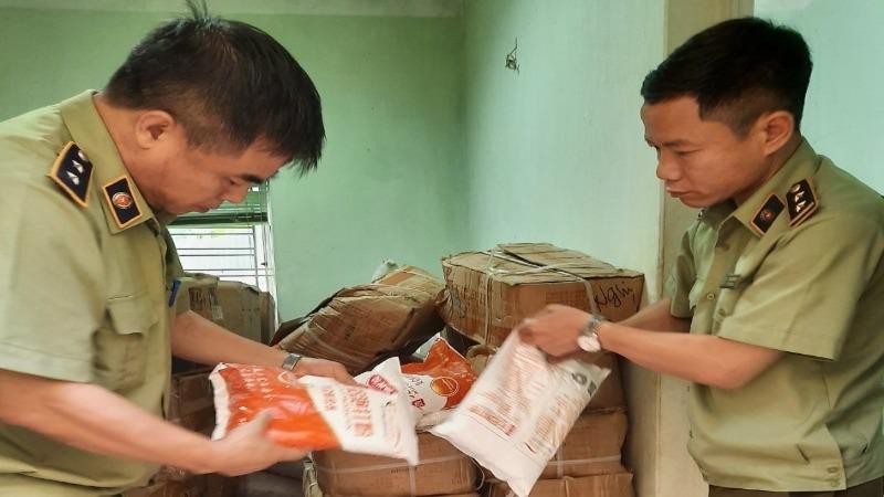 Lực lượng QLTT Hà Nội tiến hành kiểm tra, thu giữ số lượng nguyên liệu thực phẩm vi phạm