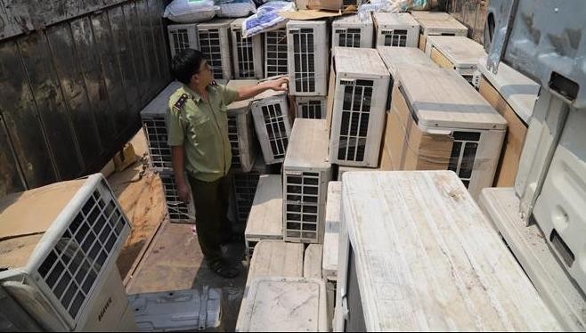 Lực lượng QLTT Tây Ninh kiểm kê lô hàng điện máy không rõ nguồn gốc bị tạm giữ.