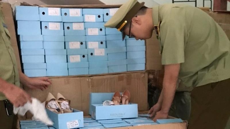 Lực lượng QLTT Lào Cai kiểm tra hàng hóa vi phạm