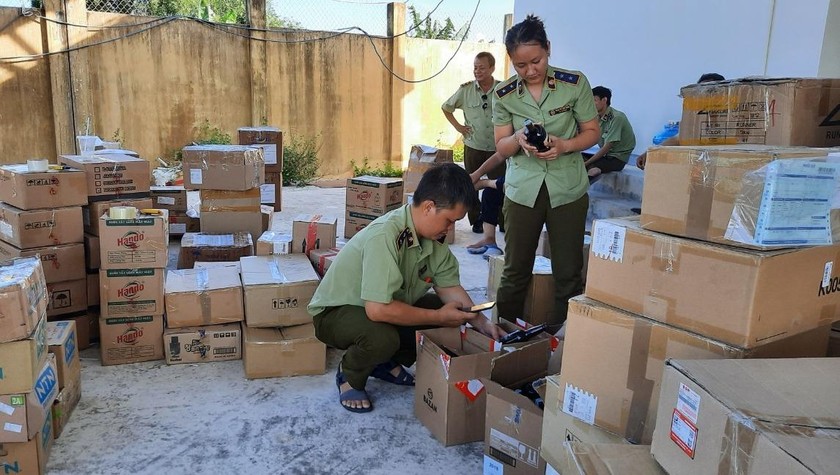 Lực lượng QLTT Bình Định đang kiểm tra hàng hóa vi phạm.