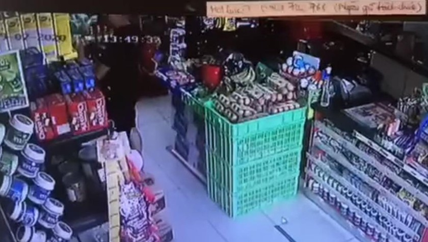 Người đàn ông dùng tay thấm nước bọt bôi lên các gói thực phẩm khô trên các kệ hàng tại một siêu thị trên đường Hoàng Diệu (phường Bình Thuận) có tiền sử bị bệnh tâm thần