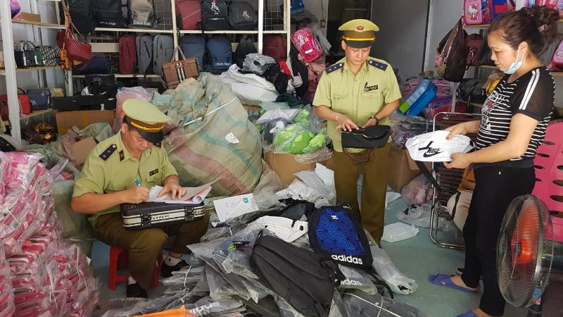 Đội QLTT số 7 phát hiện gần 130 chiếc túi giả mạo nhãn hiệu NiKe, Adidas và Gucci tại Văn Lãng (Lạng Sơn)