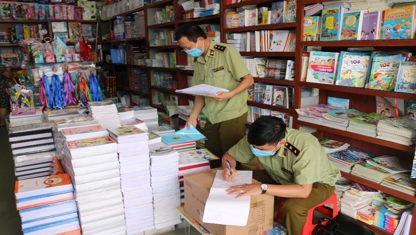 Lực lượng chức năng tiến hành kiểm tra và lập biên bản tạm giữ số lượng sách có dấu hiệu giả mạo. Ảnh: Cục QLTT Thái Nguyên