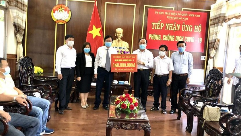 Đại diện Liên đoàn Luật sư Việt Nam trao tiền ủng hộ phòng, chống Covid-19 đến người dân tỉnh Quảng Nam.
