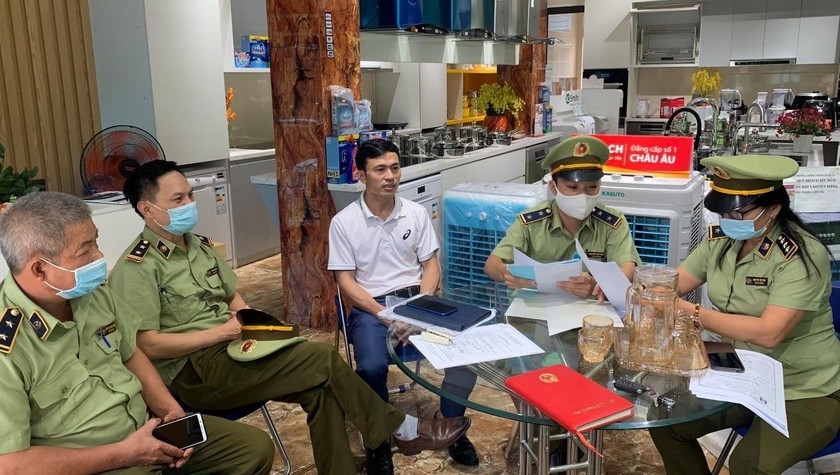 Lực lượng QLTT Hà Tĩnh làm việc với đại diện Công ty CP ENVICO.
