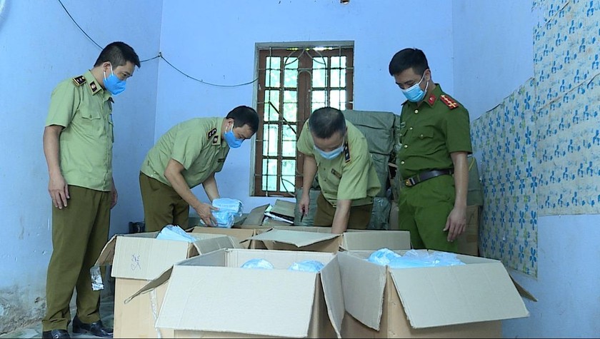 Lực lượng QLTT Hưng Yên kiểm tra thu giữ số khẩu trang vi phạm.