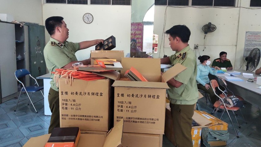 Lực lượng QLTT Phú Yên kiểm tra số hàng hóa vi phạm.