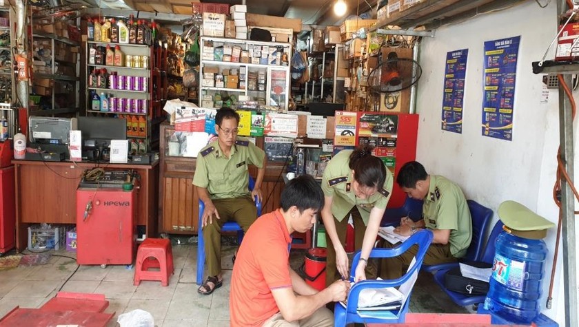 Đội QLTT số 1 kiểm tra tại cửa hàng ông Nguyễn Văn Trường tổ 15, phường Minh Khai, thành phố Hà Giang.