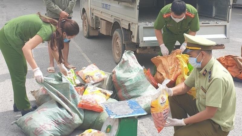 Đội QLTT số 6 phối hợp với Phòng Cảnh sát môi trường - Công an tỉnh Lạng Sơn kiểm tra số thực phẩm nhập lậu.