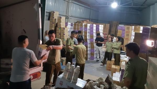 Đội Quản lý thị trường số 17, Cục Quản lý thị trường Hà Nội kiểm tra một kho hàng tại xã La Phù, huyện Hoài Đức, Hà Nội.