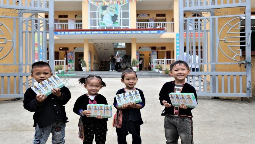 Niềm vui nhận sữa từ chương trình Quỹ sữa Vươn cao Việt Nam và Vinamilk của trẻ em trường Mầm non Lang Thíp, huyện Văn Yên, tỉnh Yên Bái.