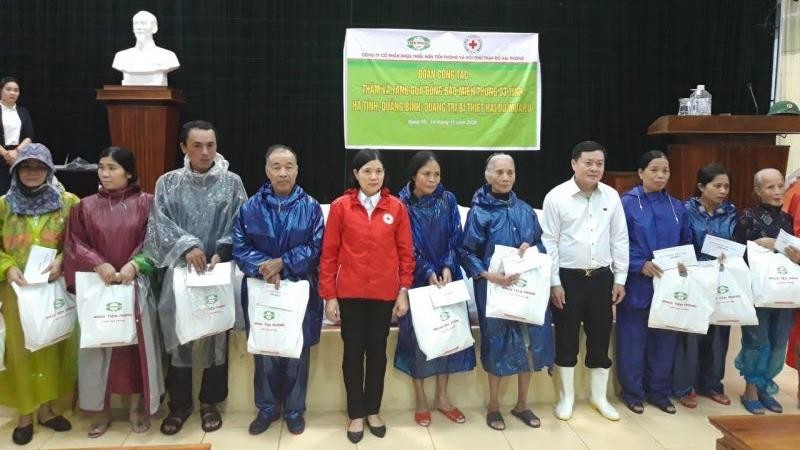 Ban lãnh đạo Nhựa Thiếu niên Tiền phong trao quà hỗ trợ người dân thị trấn Diên Sanh, huyện Hải Lăng, tỉnh Quảng Trị.