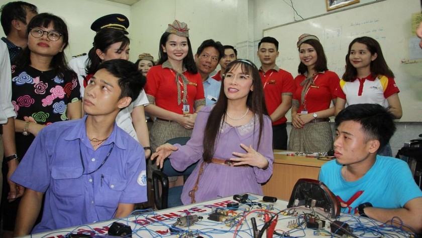 Bà Nguyễn Thị Phương Thảo, tổng giám đốc Vietjet, cùng nhân viên trong một hoạt động từ thiện thăm cơ sở bảo trợ thanh thiếu niên (Ảnh: Hữu Tài).
