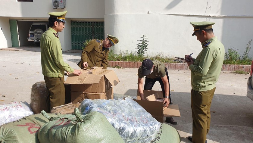 Lực lượng QLTT Lạng Sơn kiểm tra số hàng hóa vi phạm.