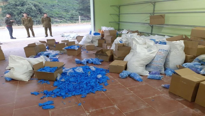 Bắt giữ hơn 8 tấn găng tay y tế đã qua sử dụng tại Thái Nguyên.
